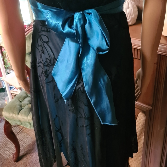 Floral Cocktail Dress - Picture 6 of 8